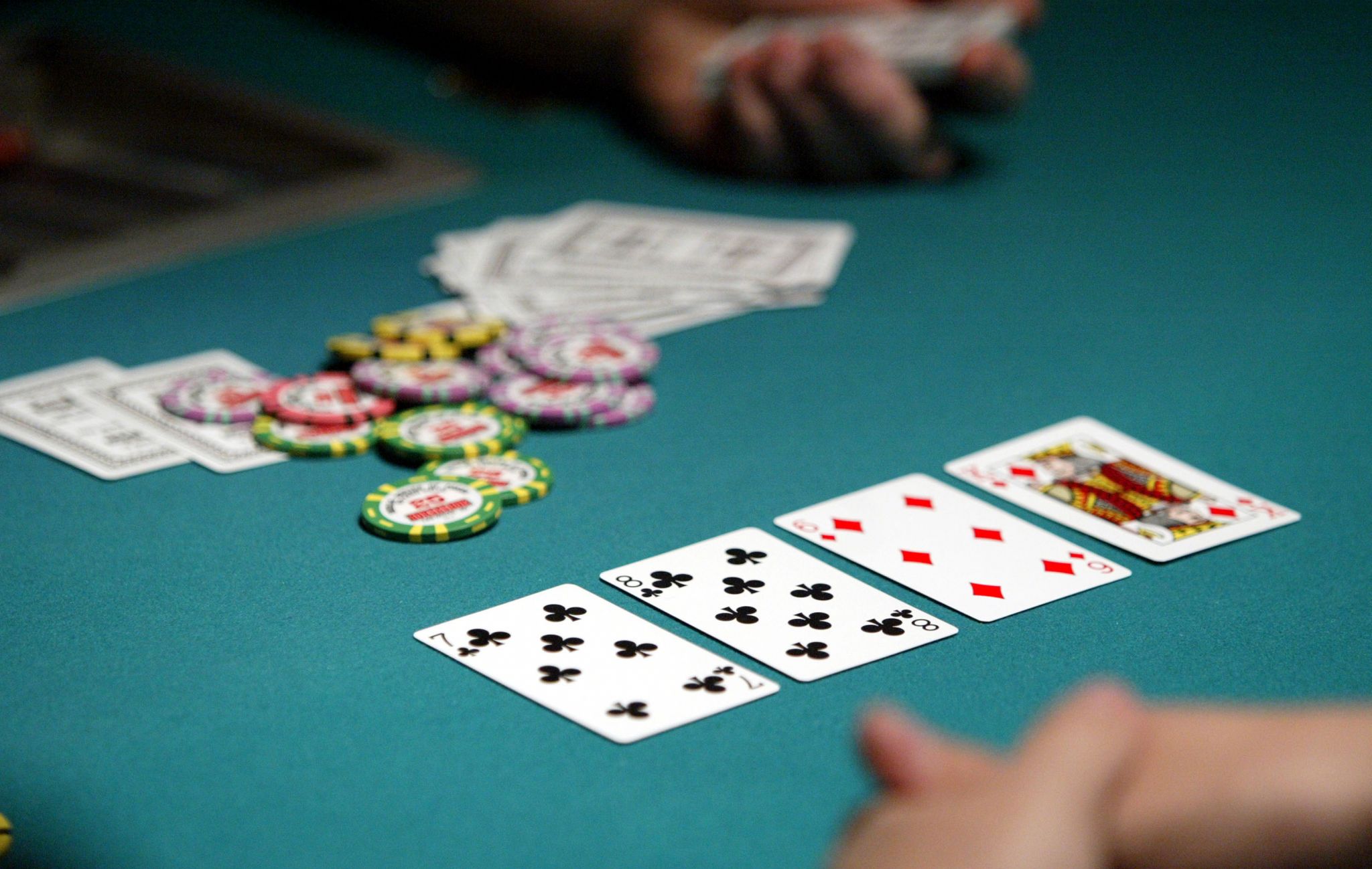 Yazın Çılgın Slotları ve Kışın Stratejik Poker: Mevsimlere Göre Casino Rehberi