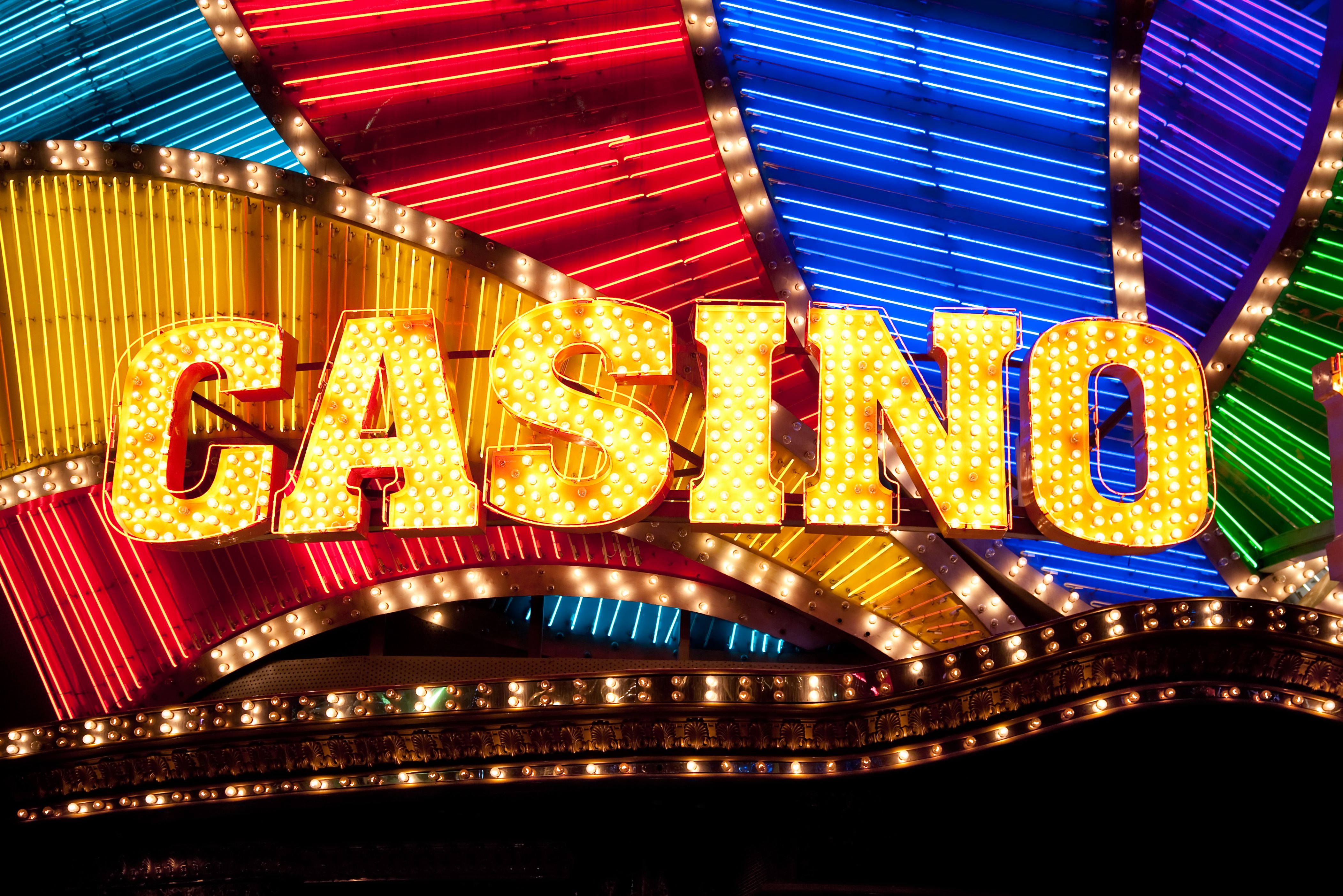 Yazın Çılgın Slotları ve Kışın Stratejik Poker: Mevsimlere Göre Casino Rehberi